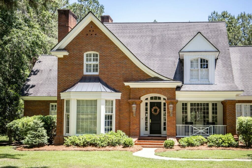 5 Stunning Ways To Combine A Metal Roof With Asphalt Shingles | North Star Roofing Use Metal Panels for Bay Windows
