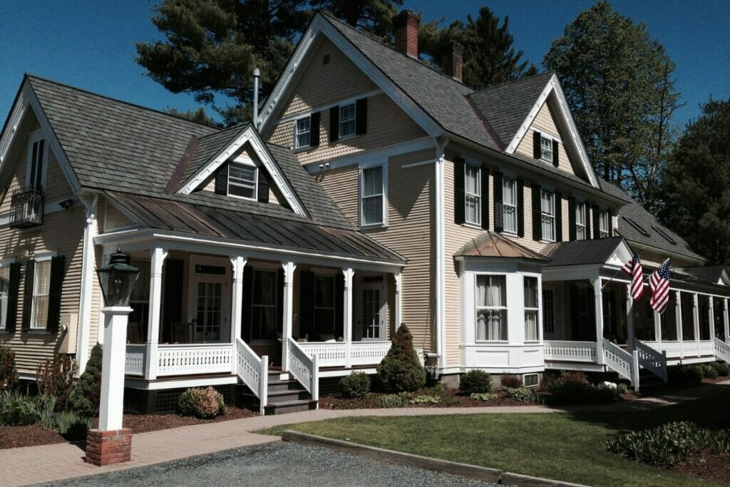 5 Stunning Ways To Combine A Metal Roof With Asphalt Shingles | North Star Roofing How To Combine Metal Roof With Asphalt Shingles